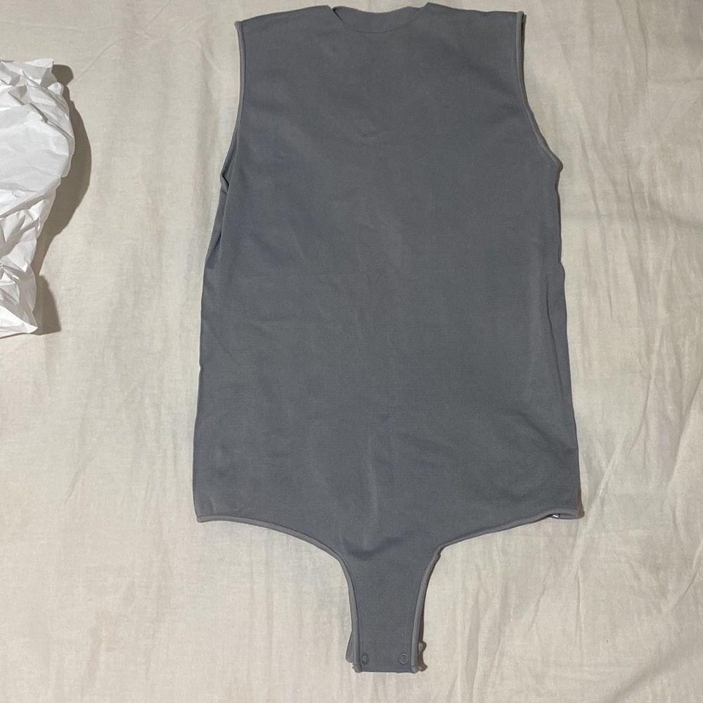 SKIMS ESSENTIAL CREW NECK SLEEVELESS BODYSUIT